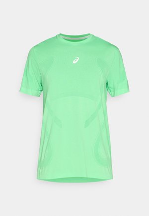 Mintgrünes Performance-T-Shirt mit kurzen Ärmeln, hergestellt aus atmungsaktivem Stoff, mit einem strukturierten Muster und einem kleinen weißen Logo auf der Brust.