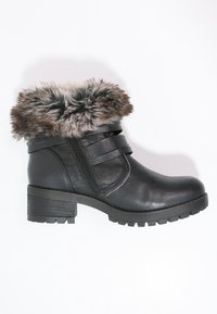 Černé kotníkové boty s umělou kožešinou, hladká syntetická kůže, dekorativní popruhy a masivní, strukturovaný podpatek pro lepší přilnavost.