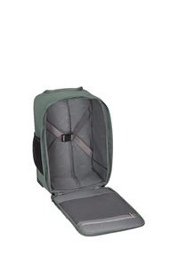 Grön ryggsäck med en strukturerad yta, rymligt huvudfack, inre remmar för att säkra innehållet och en framficka i nät.