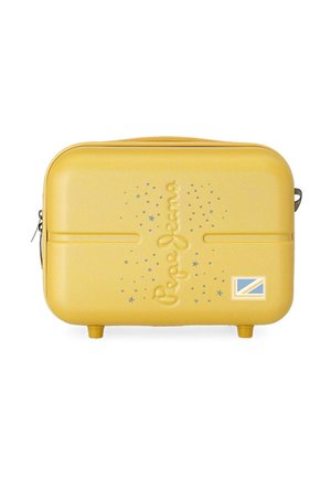Maleta rígida amarilla con el logo en relieve de "Pepe Jeans", pequeños patrones de estrellas azules y un emblema rectangular con una bandera en la parte frontal.