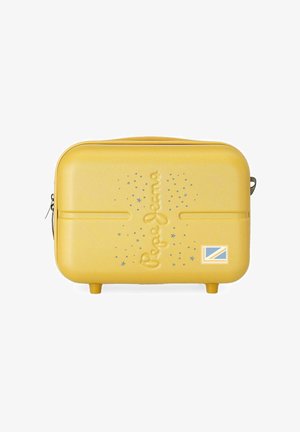 Maleta rígida amarilla con el logo en relieve de "Pepe Jeans", pequeños patrones de estrellas azules y un emblema rectangular con una bandera en la parte frontal.