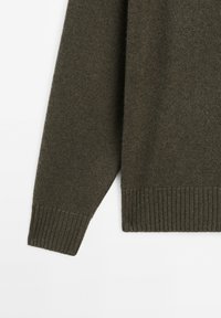 Donker olijfgroene gebreide trui met mouwen en onderrand, voorzien van geribde boorden, op een witte achtergrond.