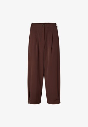 Pantalones de tela marrón con pinzas, cierre frontal de botón, cinturilla elástica y puños fruncidos; hechos de una tela suave con un corte relajado.