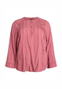 Ružová blúzka s dlhým rukávom a textúrovanými vertikálnymi pruhmi, okrúhlym výstrihom, zapínaním na gombíky s štyrmi gombíkmi a mierne rozšíreným lemom.
