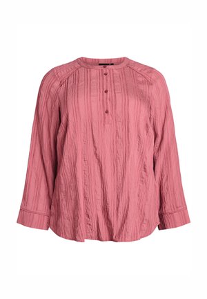 Rozā garais piedurkņu blūze ar strukturētām vertikālām svītrām, apaļu kakla izgriezumu, pogu kārtojumu ar četrām pogām un nedaudz izplestu apakšmalu.