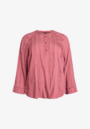 Rozā garais piedurkņu blūze ar strukturētām vertikālām svītrām, apaļu kakla izgriezumu, pogu kārtojumu ar četrām pogām un nedaudz izplestu apakšmalu.