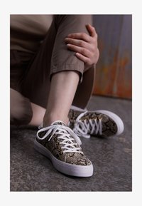 No seleccionado, roccia/black