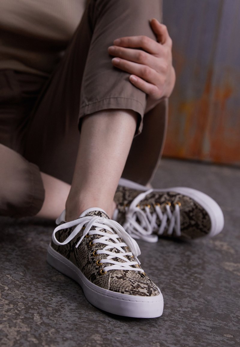 Damen Sneaker low | Guess ESTER Sneaker low roccia/black/taupe - OC99652 Damen Sneaker low | Guess ESTER Sneaker low roccia/black/taupe - OC99652