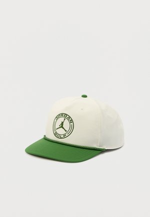 Cappellino da baseball bianco e verde con logo Jordan Golf verde e testo sulla parte anteriore, visiera piatta verde e bottone verde sulla sommità.