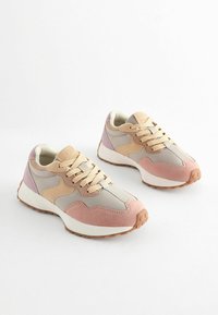 Sneakers med beige, rosa och lavendelfärgade accenter. Tyg- och mockamaterial. Snörningsdesign, vadderad sula och texturerad gummisula.