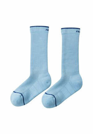 Helle blaue Socken aus einem weichen Material, mit einem gerippten Bündchen und dunklen blauen Akzenten an der Spitze und der Ferse.