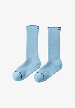 Calzini azzurri chiari realizzati in un materiale morbido, con un bordo a coste e dettagli blu scuro sulla punta e sul tallone.