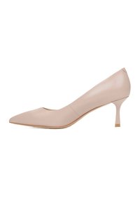 Beżowy skórzany but na obcasie z pointe'em, niskim wcięciem na przodzie oraz delikatnym, smukłym obcasem typu stiletto. Gładka faktura, minimalistyczny design.