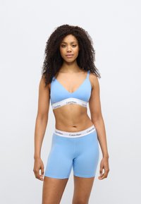 Σετ από ανοιχτό μπλε bralette και μποξεράκια Calvin Klein, με απαλό ύφασμα, V-λαιμόκοψη και ελαστική μέση με λεπτομέρειες λογότυπου.