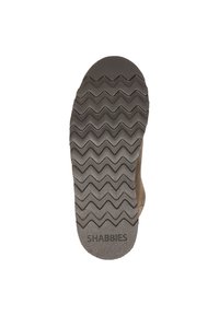 Gummischuhsohle mit einem Zickzackprofil, geprägt mit dem Markennamen "SHABBIES" und einer strukturierten Oberfläche für besseren Halt. Farbe: dunkelbraun.