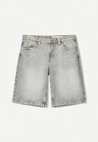 Shorts in denim grigio con design a taglio dritto, dotati di due tasche frontali, chiusura con bottone e cerniera, e orlo sfrangiato.