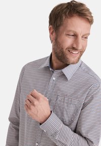 Hemd mit Knöpfen, geometrischem Muster in Marineblau und Rosttönen, aus Baumwollstoff, einer einzelnen Brusttasche und klassischem Kragen.