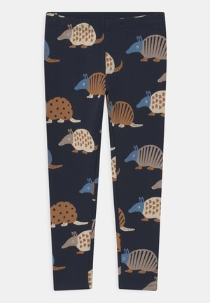 Leggings con fondo azul marino con patrones coloridos de armadillos y lunares. Fabricados con tela elástica y cintura elástica.