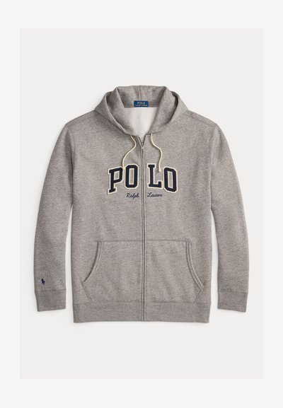 Sivá mikina na zips z bavlneného zmesi. Obsahuje kapucňu so šnúrkou, predné vrecká, veľké logo "POLO" v námorníckej modrej a malé emblém jazdca na rukáve.