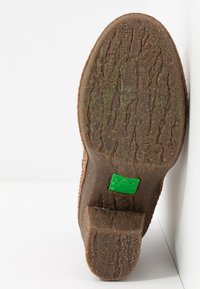 El Naturalista Botines de tacón - taupe