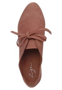 Růžově zbarvená semišová bota s špičatou špičkou, plochou podrážkou a zavázanou mašlí na vrchu, s jemnou texturovanou úpravou.