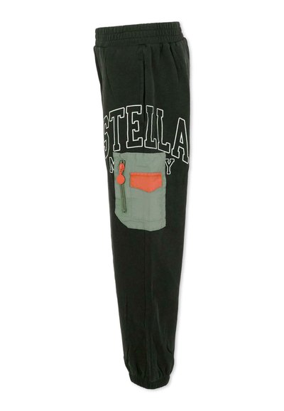 Pantalons de survêtement noirs avec l'inscription blanche "STELLA", dotés d'une poche cargo verte avec un accent zippé orange et des poignets élastiques.