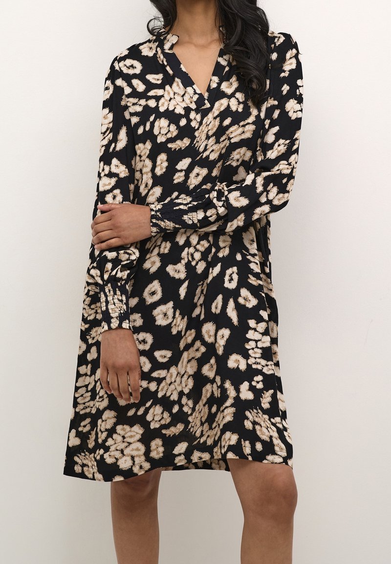 Schwarzes Kleid mit floralen Mustern in Beige und Creme, langen Ärmeln mit gerafften Bündchen und einem Notch-Kragen-Design.