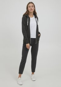 Oxmo OXOLINDA - Športna jopa s kapuco na zadrgo - dark grey melange