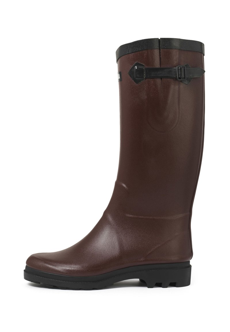 Botte de pluie en caoutchouc marron, haute, avec une semelle noire et une sangle noire ajustable près du haut, conçue pour des conditions humides en extérieur.