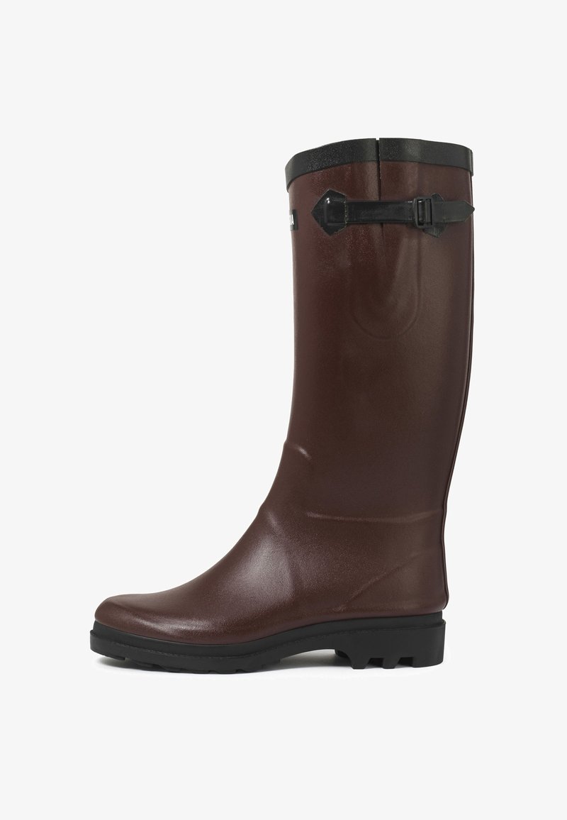 Botte de pluie en caoutchouc marron, haute, avec une semelle noire et une sangle noire ajustable près du haut, conçue pour des conditions humides en extérieur.