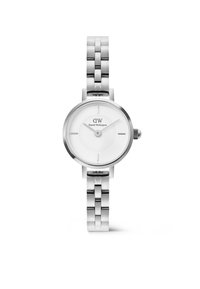 Hõbedane roostevabast terasest kell ümmarguse valge tuhande ja minimalistlike tunni markeritega, läikivast linke käsnaga. Mudel: Daniel Wellington.