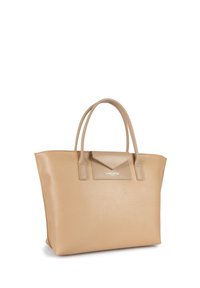 Sac fourre-tout en cuir beige avec une texture lisse, deux poignées supérieures et un accent en rabat triangulaire. Présente un logo argenté à l'avant.