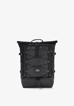 Čierny ruksak s rolovacím vrchom, textúrovaným predným dielom, nastaviteľnými bočnými popruhmi a logom. Obsahuje elegantný dizajn a odolný materiál.