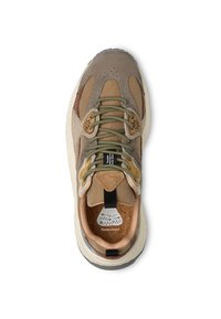 Sneaker marroni e beige con lacci verdi, dettagli in suede perforato, soletta in sughero e etichetta "Flower Mountain" all'interno del tallone.