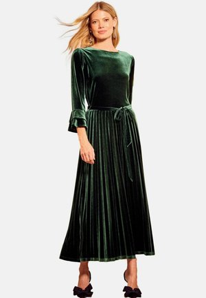 Langes, grünes Samtkleid mit geradem Ausschnitt, langen Ärmeln, gerafften Manschetten und einem gefältelten Rock. Inklusive passendem Taillengürtel.