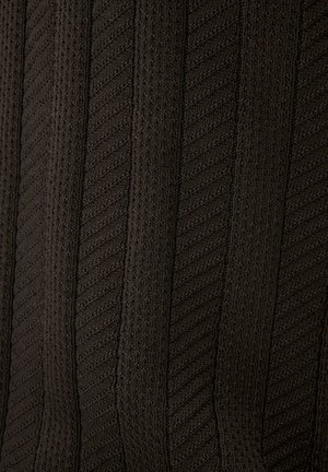 Gestructureerde gebreide stof in diep bruin, met verticale ribbels en afwisselend gladde en gestructureerde secties.