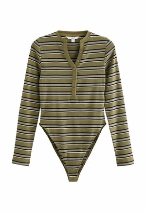 Langærmet bodystocking i olivengrøn med hvide og sorte striber, med en knaplukning ved halsen og en g-strengsagtig bund med snap-lukning i siden.