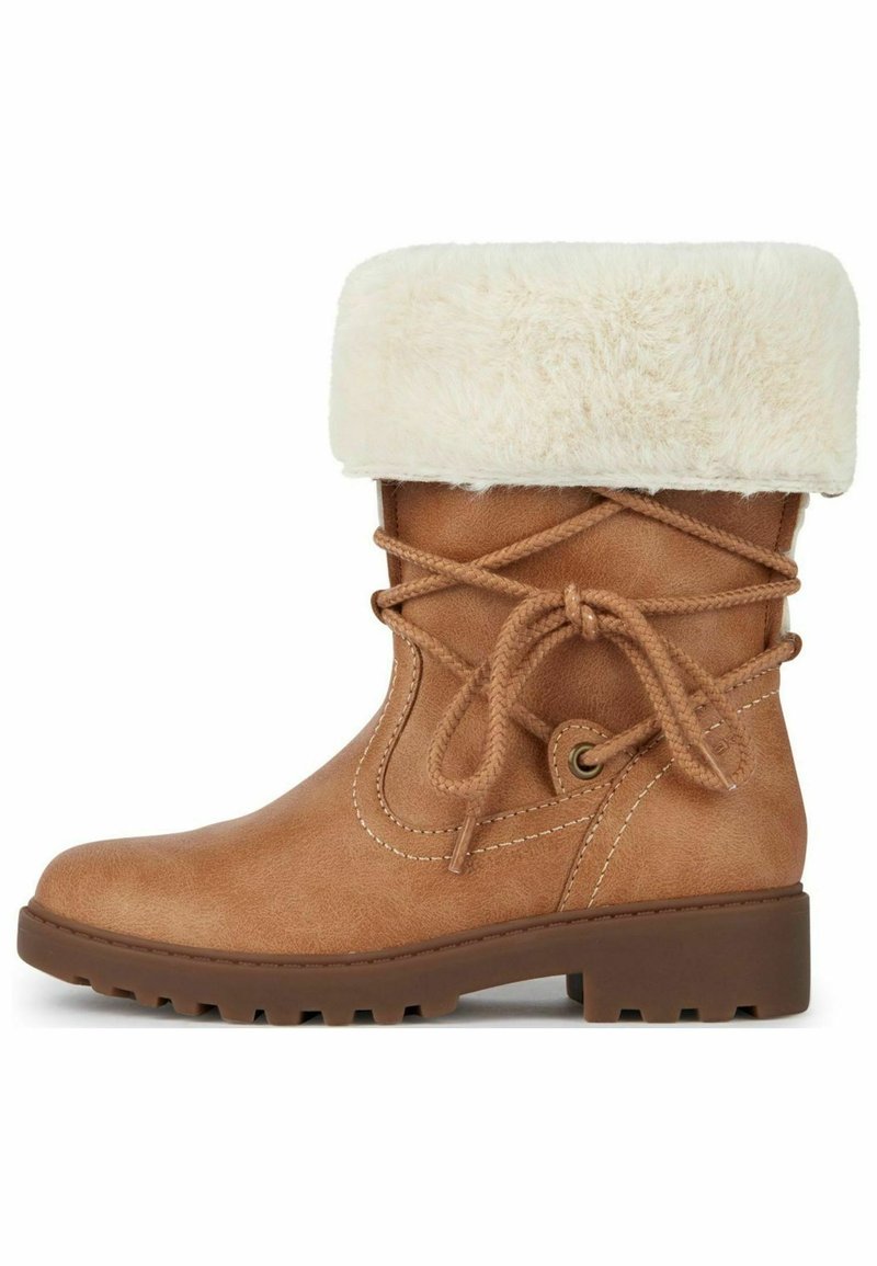 Bota de cuero sintético color marrón claro con un amplio puño de piel sintética blanca, parte delantera con cordones, puntera redondeada y suela de goma texturizada con características de tracción.