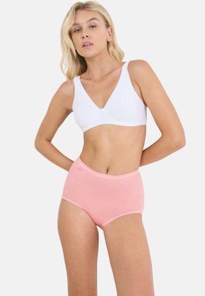 Biały bawełniany biustonosz typu bralette z dekoltem w kształcie litery V i miękkimi ramiączkami, zestawiony z różowymi bawełnianymi majtkami z wysokim stanem, cechującymi się gładką fakturą i elastycznym paskiem w talii.
