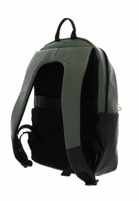 Sac à dos avec un extérieur en cuir vert et des accents noirs, doté de bretelles rembourrées, d'une poignée supérieure et d'un compartiment principal zippé.