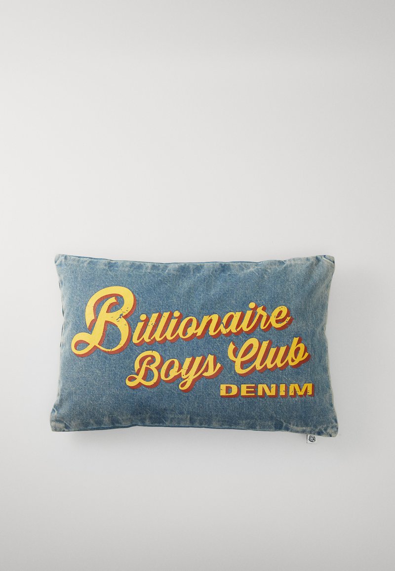 Coussin en denim avec un tissu bleu, comportant un texte jaune et rouge : "Billionaire Boys Club" et "DENIM". Forme rectangulaire, avec des coutures visibles.