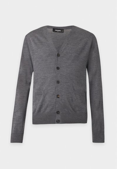 Cardigan gris à manches longues avec col en V, cinq boutons noirs, deux poches avant et logo discret de la marque sur la poitrine gauche.