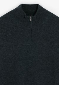Suéter de cuello con cremallera en gris oscuro, hecho de un material de punto suave. Presenta un cuello acanalado y una cremallera corta en el escote para un ajuste ajustable.