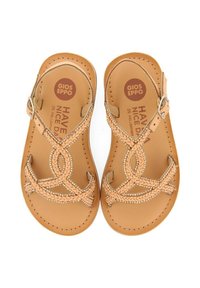 Sandales en cuir tan avec des brides tressées et des accents métalliques, boucle de cheville réglable et semelles rembourrées pour le confort.