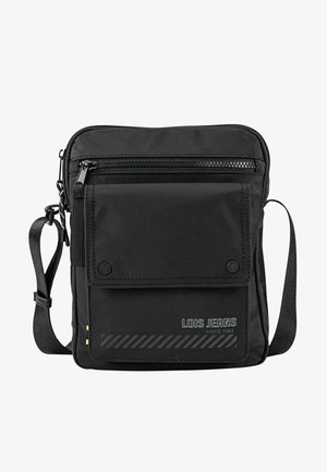 Bolso bandolera negro de nailon con cierre superior con cremallera, bolsillo frontal con solapa y logo impreso. Cuenta con correa ajustable y detalles contrastantes en amarillo.