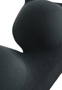 Černá tvarovaná podprsenka s hladkým povrchem. Má bezešvé košíčky a široký pás pro podporu, což ukazuje na elegantní a moderní design.