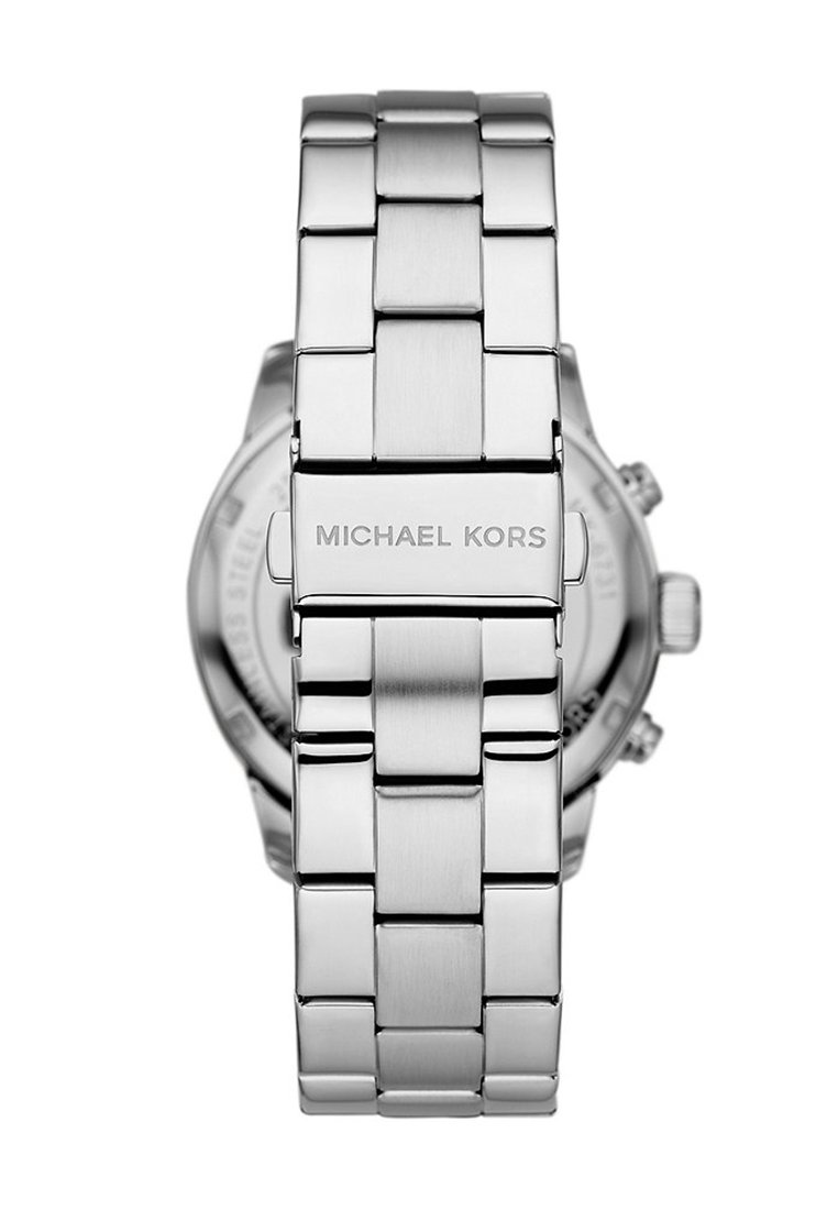 Montre en acier inoxydable argenté avec un bracelet à maillons. Présente une finition brossée et un fermoir gravé "Michael Kors".