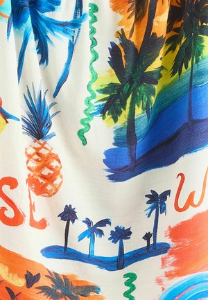 Fehér anyag színes trópusi mintákkal, beleértve pálmafákat, ananászokat és absztrakt hullámokat kék, zöld, narancs és piros színekben.