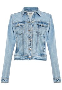 Chaqueta de mezclilla azul clara con cuello, cierre de botones, dos bolsillos en el pecho y mangas largas. Presenta costuras visibles y un diseño corto.
