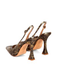 Scarpe con tacco dal design a punta, con un motivo testurizzato oro e nero e un tacco scultoreo. Include un cinturino alla caviglia regolabile.